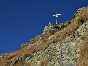 57 Una semplice crocetta ben esposta sotto la croce di vetta